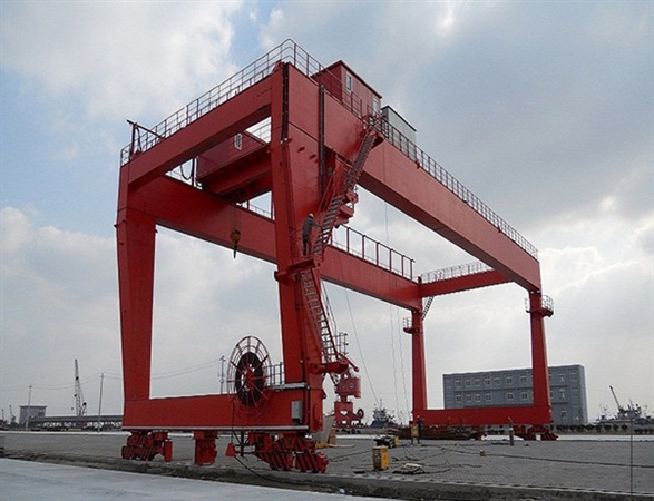 U型雙主梁門式起重機(jī)