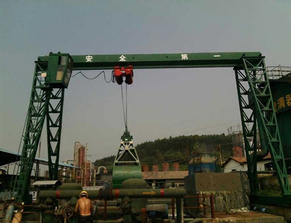 抓斗門式起重機(jī)